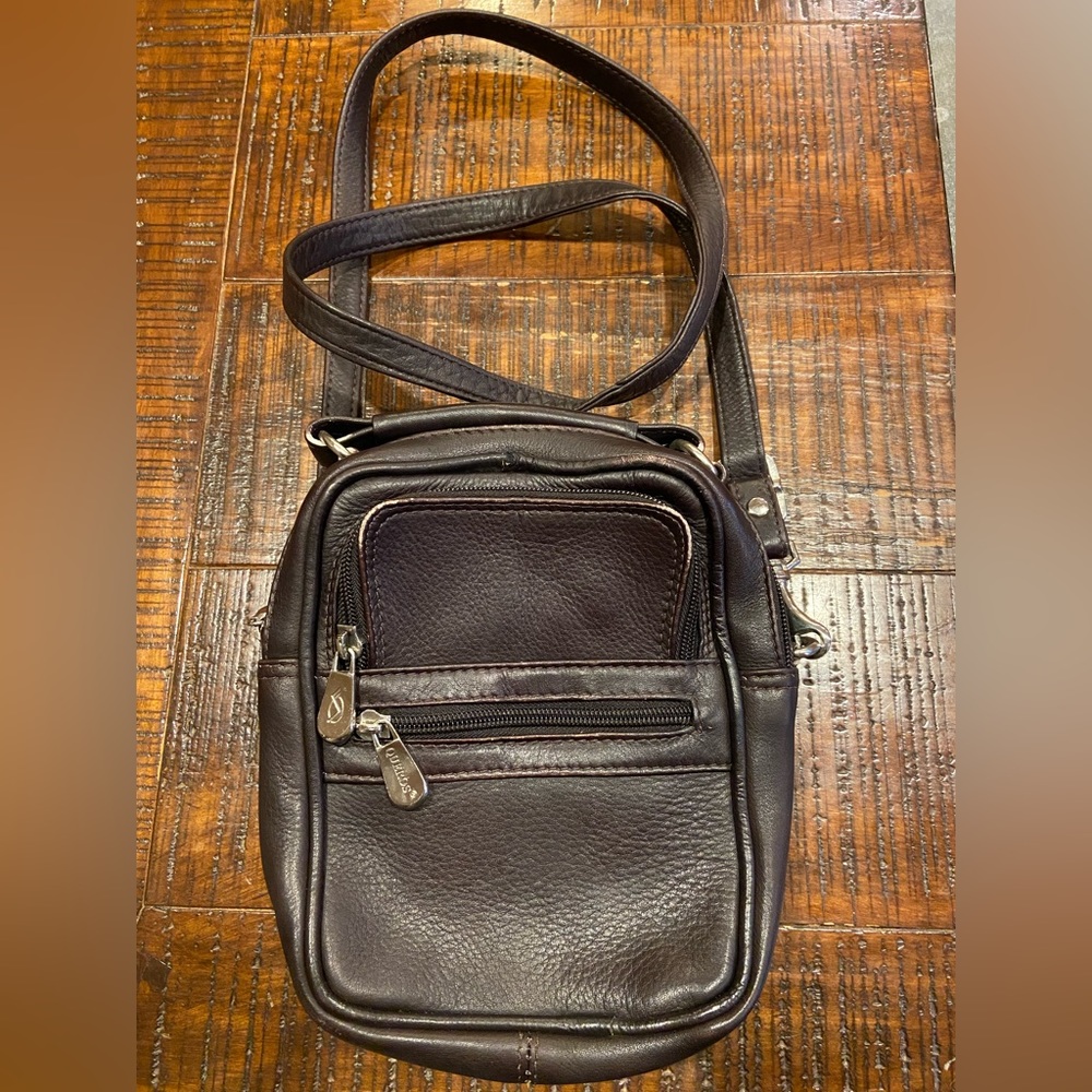 Queros is a crossbody bag made with Columbian leather.